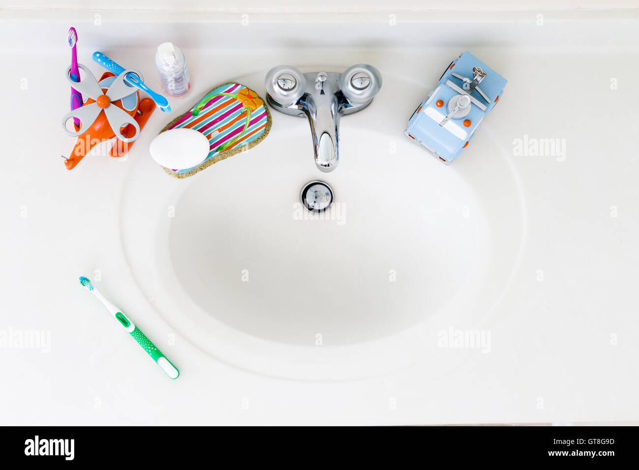 Les enfants salle de bain évier avec des brosses à dents et du savon à main Banque D'Images