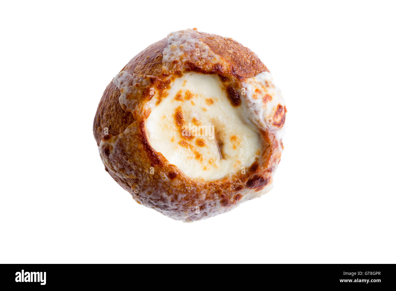 Spécialité crémeuse soupe à l'oignon fait maison servi dans un bol de pain croûté garnie d'épices isolé sur blanc dans un passage Banque D'Images
