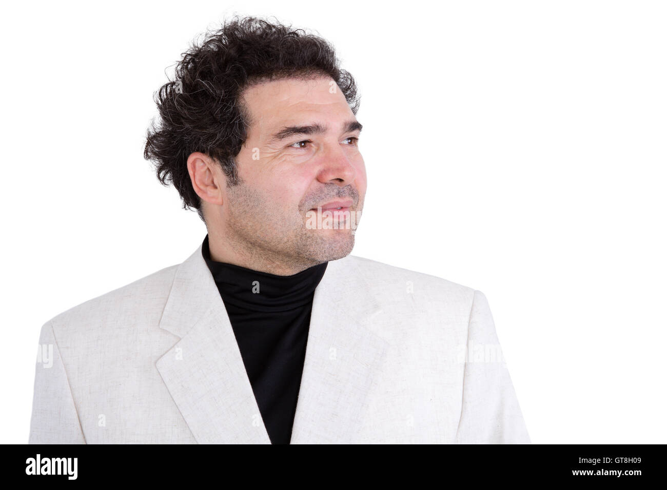 Souriant légèrement Homme confiant avec les cheveux bouclés et les chaumes vêtus de blanc et veste chemise à col polo à isolation partiellechauffage au loin dans le Banque D'Images