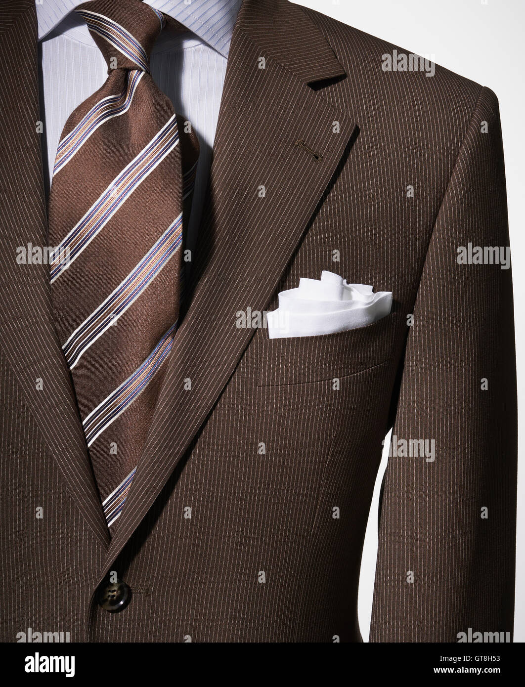 Détail d'une veste de costume marron, blanc avec chemise et cravate rayée  marron mouchoir Photo Stock - Alamy
