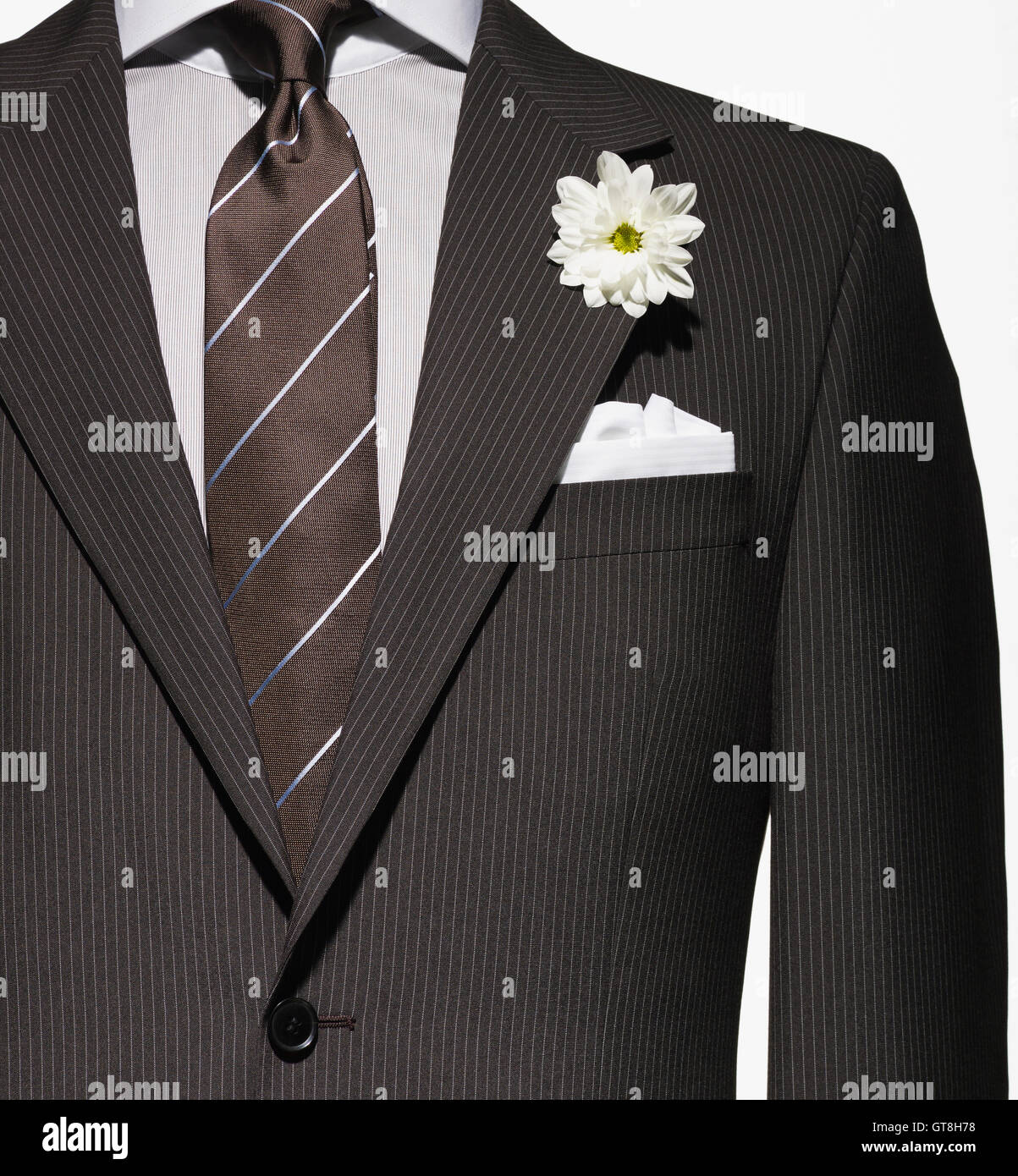Détail d'un brown veste de costume avec chemise et cravate, et mouchoir  blanc et fleurs Photo Stock - Alamy