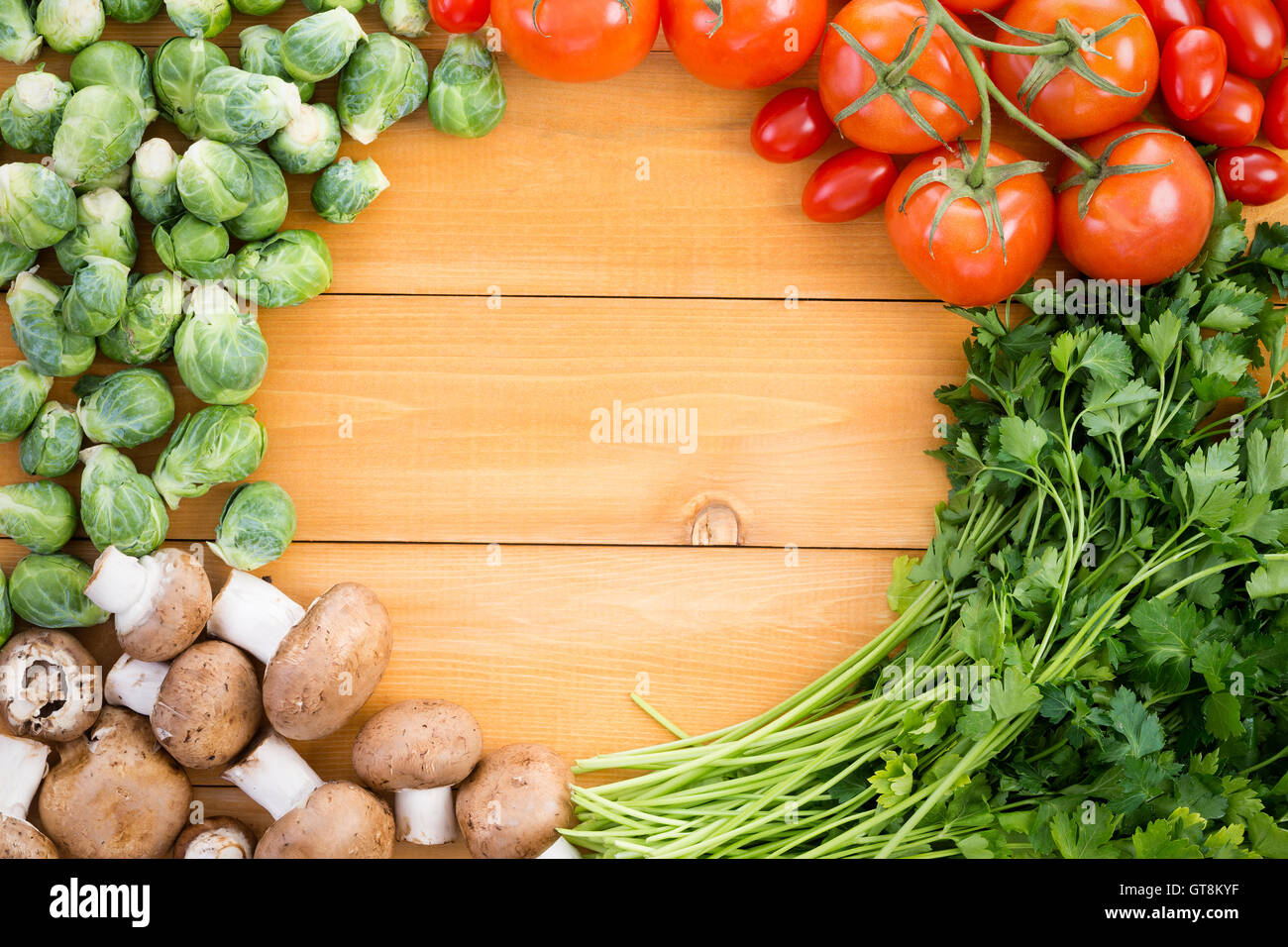 Frontieres En Sante De Legumes Pour La Cuisson Sur Une Table En Bois Avec Des Choux De Bruxelles Les Tomates Le Persil Et Le Bebe Bella Mushroo Photo Stock Alamy