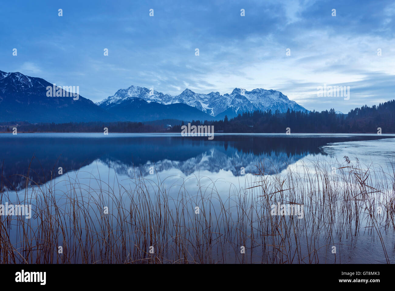 Karwendel reflété dans le lac Barmsee, Krun, Haute-Bavière, Bavière, Allemagne Banque D'Images