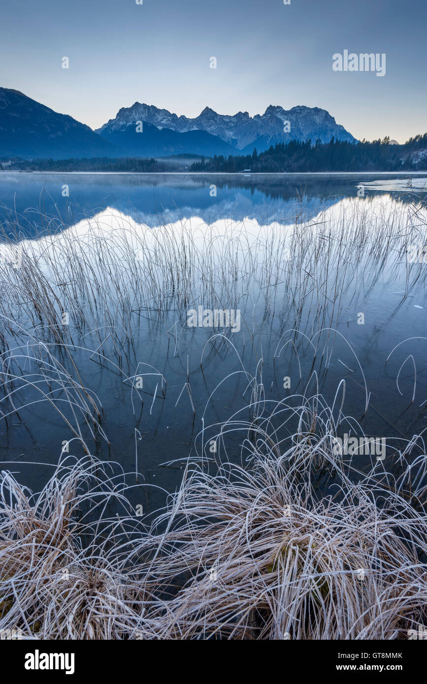 Karwendel reflété dans le lac Barmsee, Krun, Haute-Bavière, Bavière, Allemagne Banque D'Images