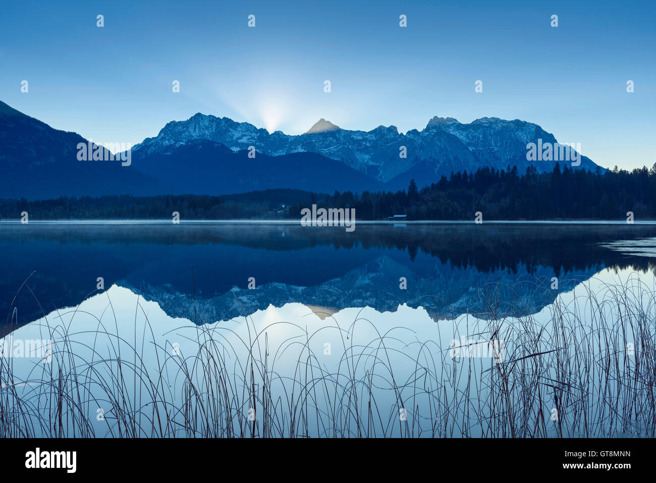 Karwendel reflété dans le lac Barmsee, Krun, Haute-Bavière, Bavière, Allemagne Banque D'Images