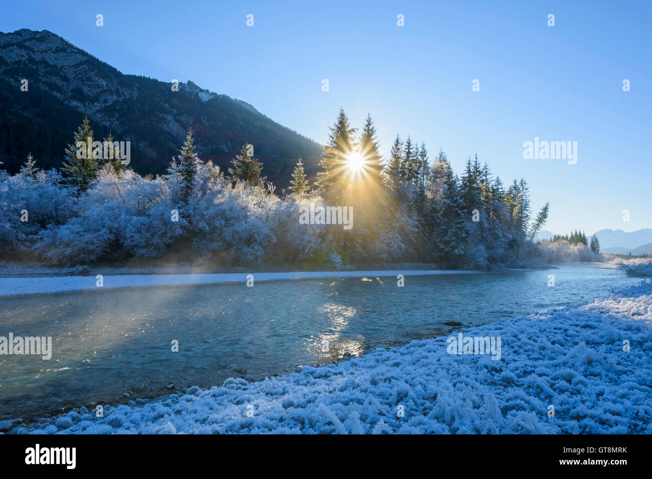 Isar en hiver avec soleil et Givre, vallée de l'Isar, Karwendel, Vorderriss, Upper Bavaria, Bavaria, Germany Banque D'Images