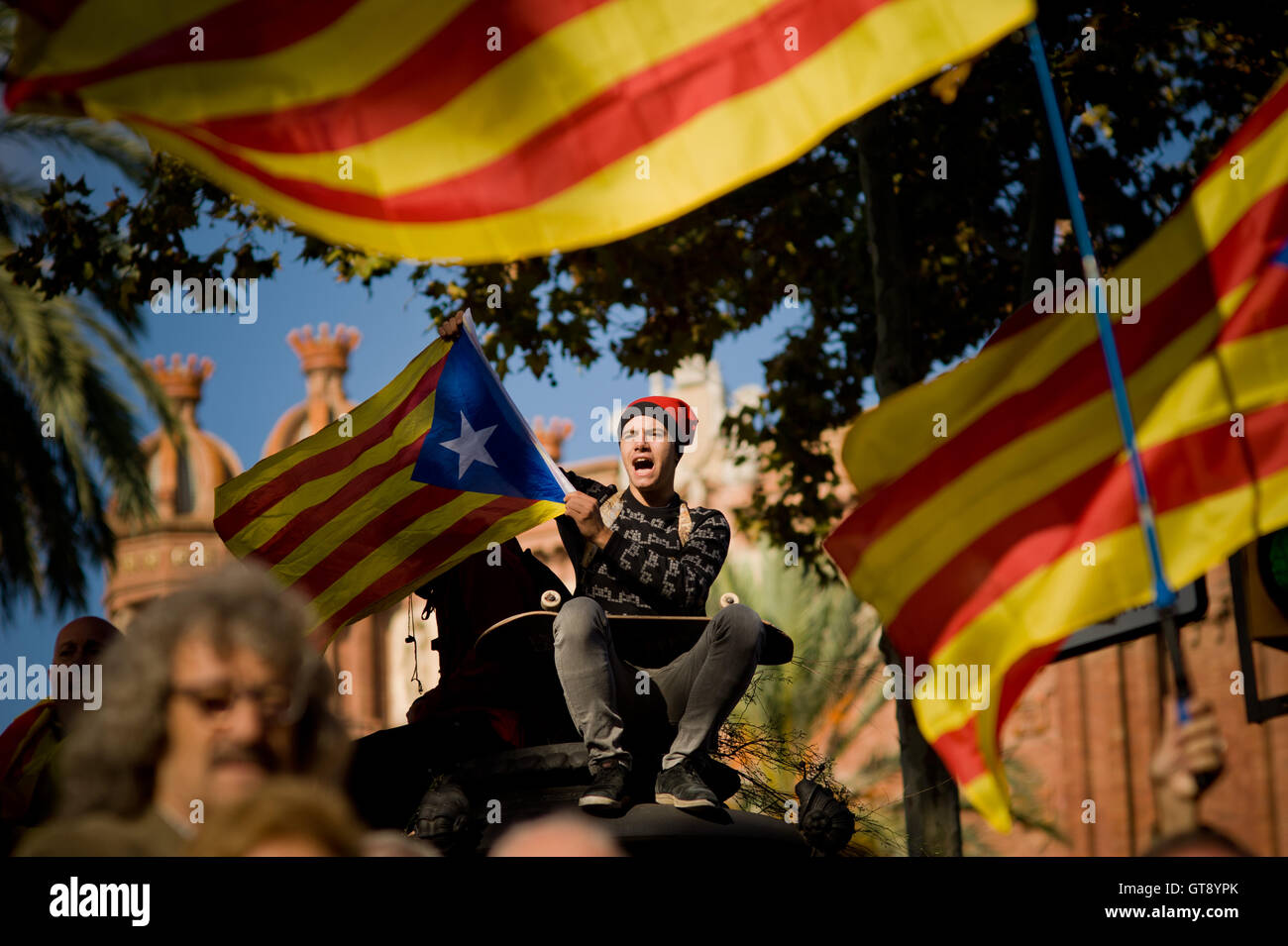 Dans ce fichier image prise sur 15-10-2015 vague des partisans de l'indépendance drapeau indépendantiste catalan (estelades) à l'extérieur de la Cour supérieure (TSJC) de la Catalogne à Barcelone, Espagne. Banque D'Images