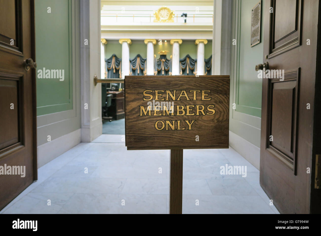 Les membres du sénat 'uniquement' signe, State House à Providence, Rhode Island, USA Banque D'Images