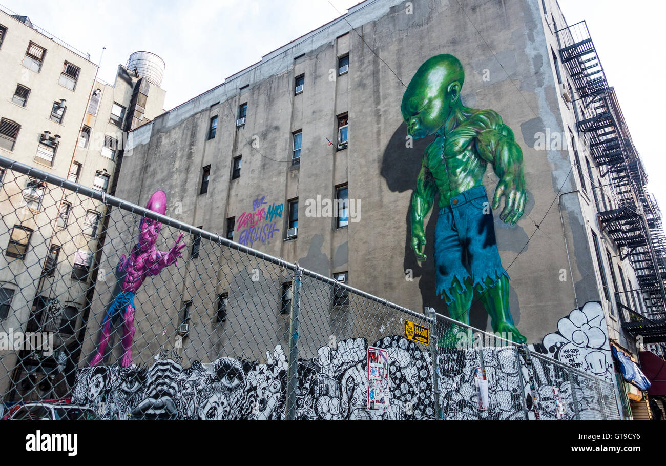 Street art géant murales sur le côté d'un immeuble sur Mulberry Street dans la Petite Italie de New York City Banque D'Images