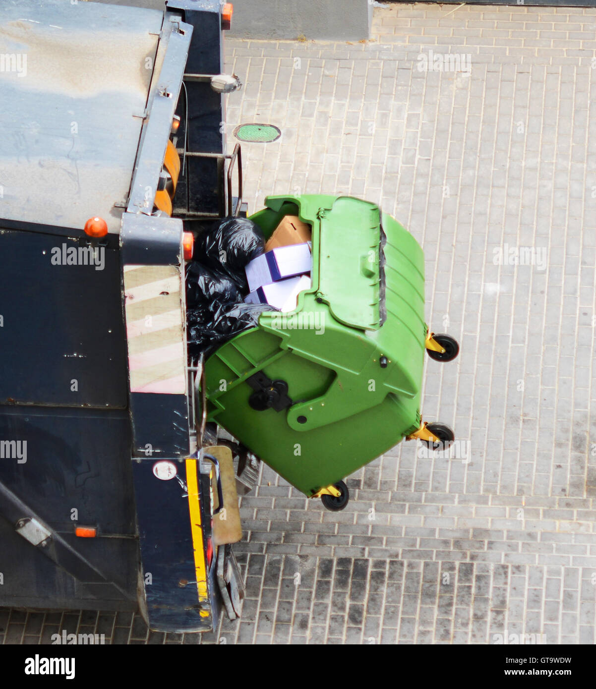 Camion de recyclage ramasser bin Banque D'Images