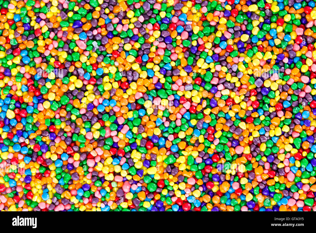 La texture de fond de sucre coloré perles bonbons aux couleurs de l'arc en ciel vue surcharge dans une couche full frame Banque D'Images