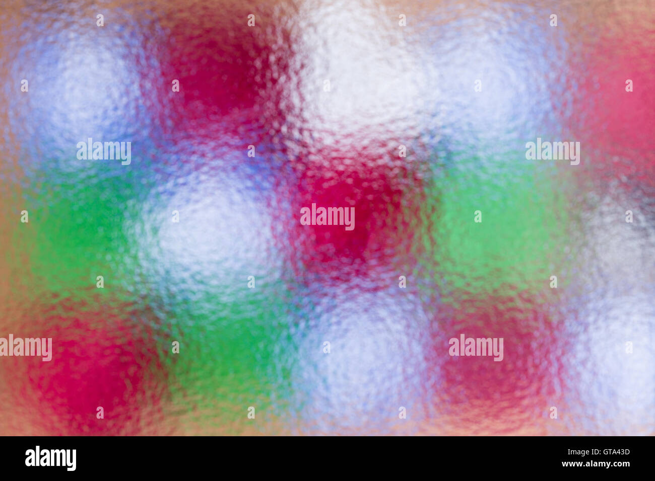 Résumé Contexte de Noël coloré festif d'un arrangement de cadeaux multicolores en verre dépoli derrière une image complète Banque D'Images