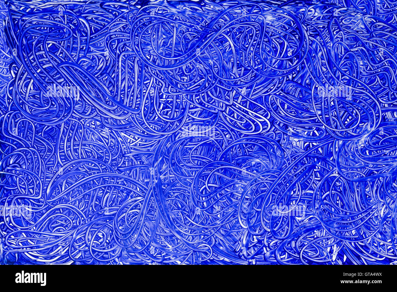 Grand bleu plein cadre enduit peinture à la main comme motif de fond avec des lignes courbes et ondulées copy space Banque D'Images