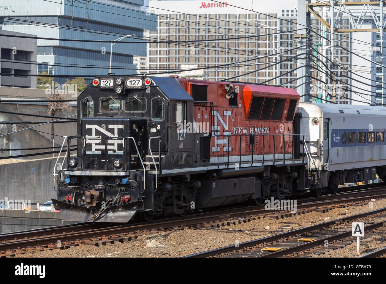 Metro-North un BL20GH locomotive diesel à New Haven livery tire une courte distance en train en gare de Stamford à Stamford, Connecticut. Banque D'Images