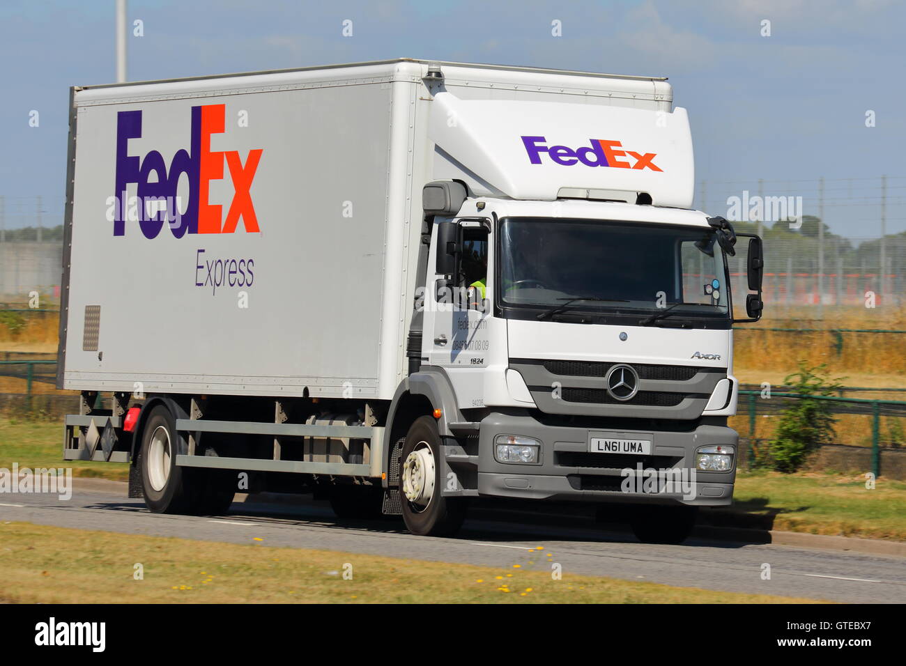 Camion Fedex près de l'aéroport Heathrow de Londres Banque D'Images