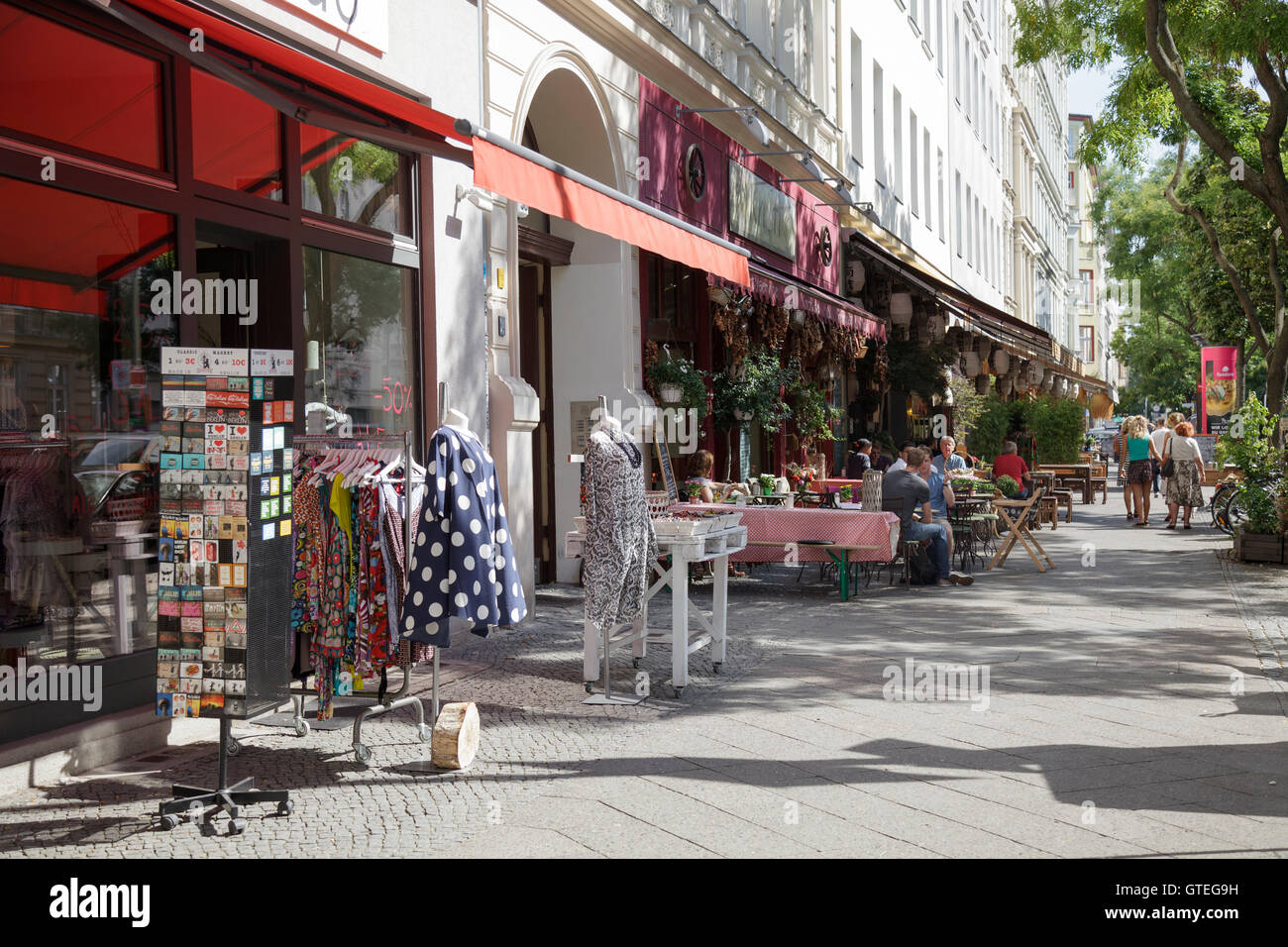 Bergmannstrasse dans Kreuzberg personnes à pied et à l'extérieur de Knofi Feinkost Restaurant avec magasin de vêtements, Berlin, Allemagne Banque D'Images