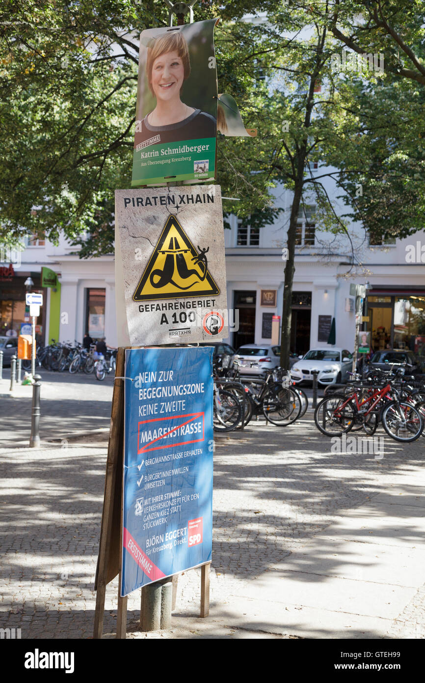 Des affiches électorales dans Kreuzberg pour Die Grünen (parti vert), Piraten (Parti Pirate) et le SPD élection de Berlin, Berlin, Allemagne Banque D'Images