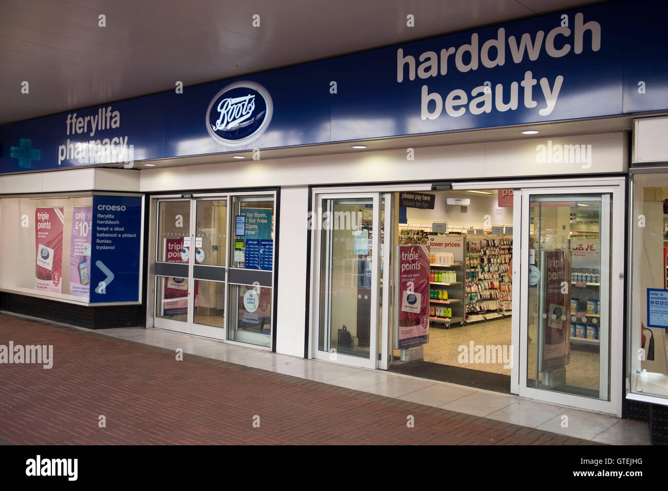 Chimiste bottes store extérieur logo signe à Cwmbran, Galles du Sud. Banque D'Images