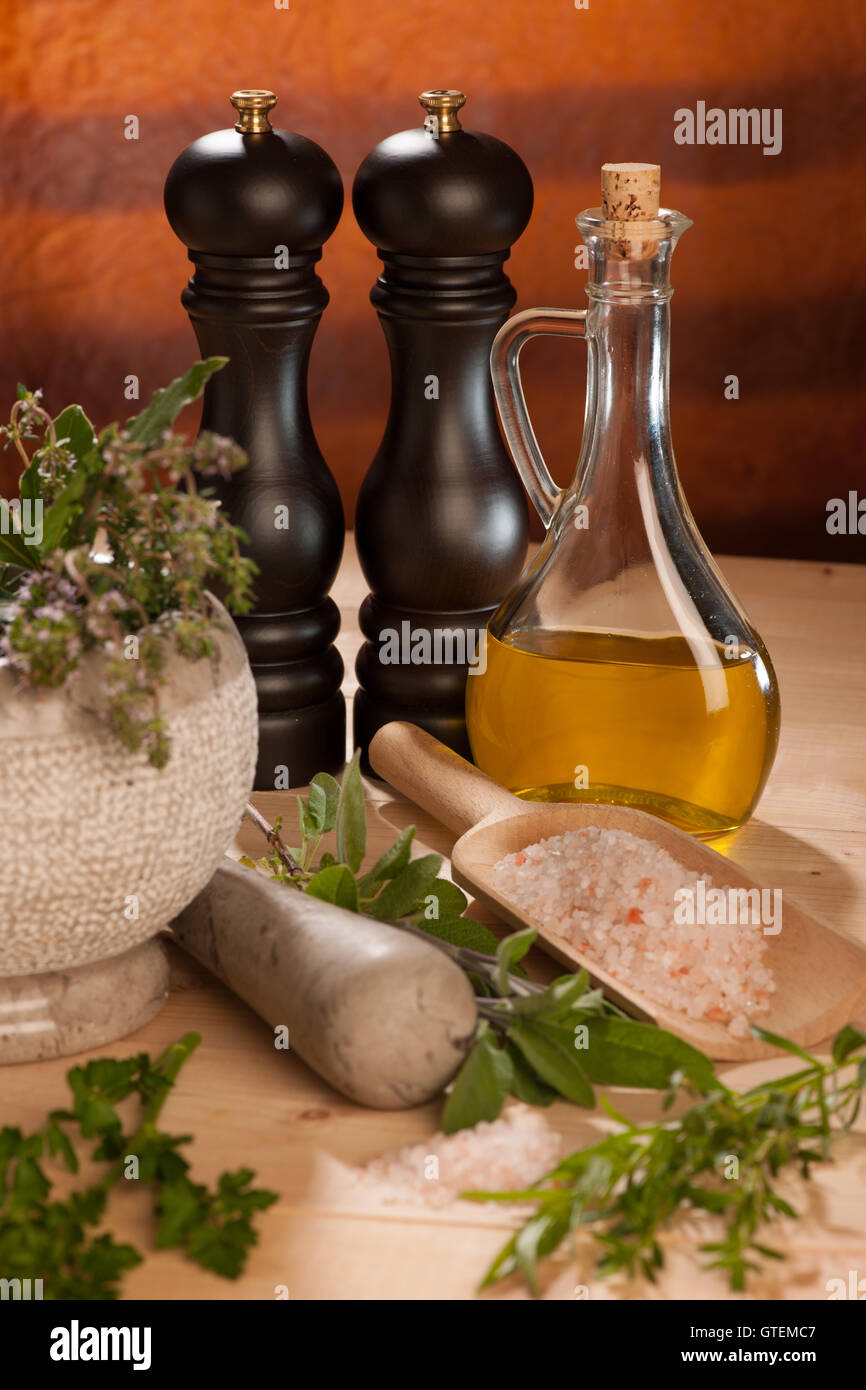 Épices diverses sur une table en bois avec du mortier, pilon et mills. Banque D'Images