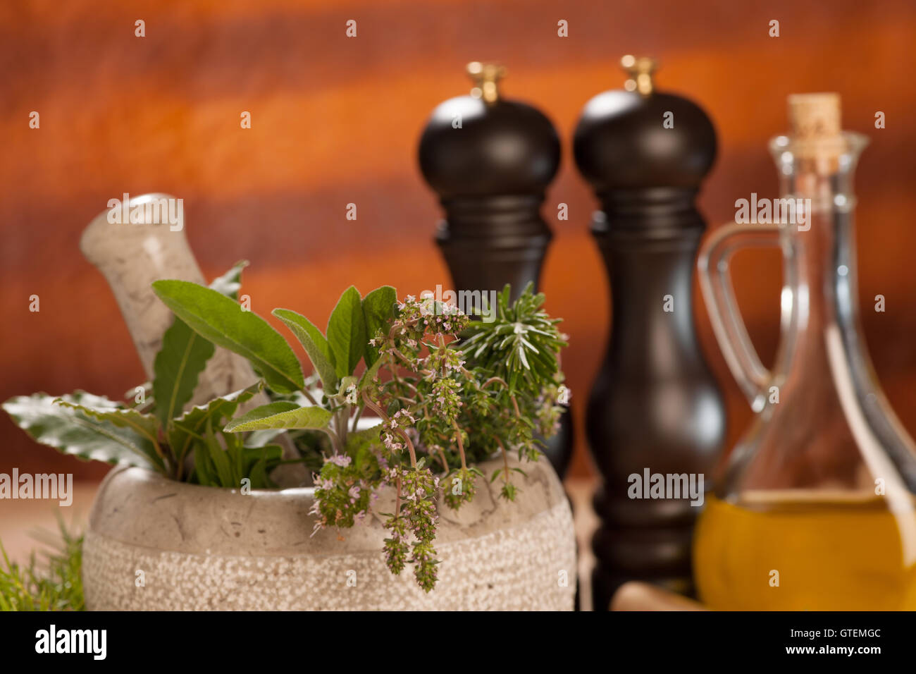 Épices diverses sur une table en bois avec du mortier, pilon et mills. Banque D'Images