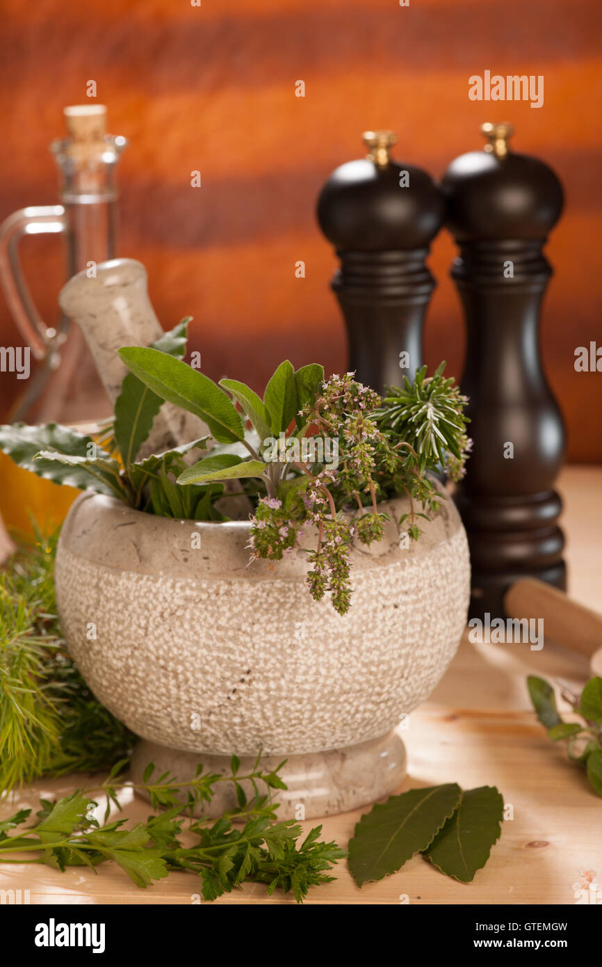 Épices diverses sur une table en bois avec du mortier, pilon et mills. Banque D'Images