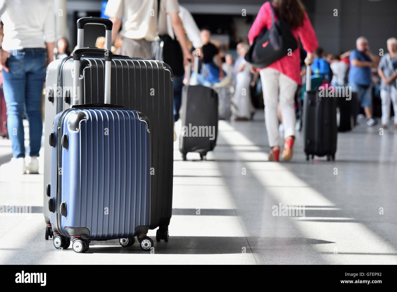 Deux valises de voyage en plastique dans le hall de l'aéroport. Banque D'Images