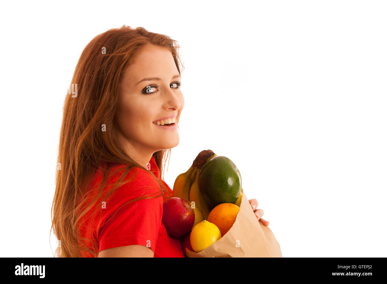 Femme portant un sac rempli de divers fruits isolé sur fond blanc Banque D'Images