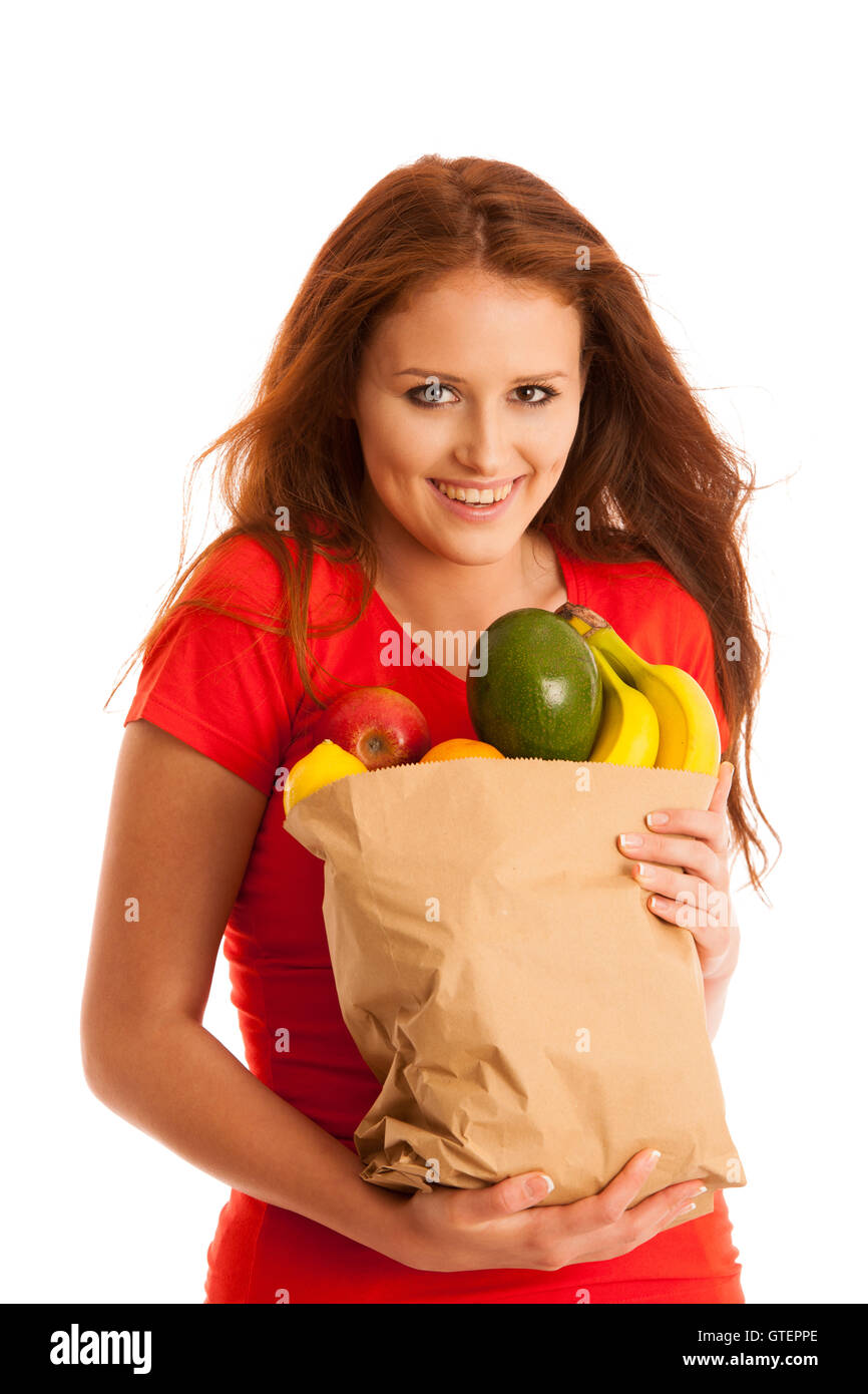 Femme portant un sac rempli de divers fruits isolé sur fond blanc Banque D'Images