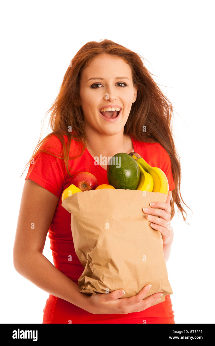 Femme portant un sac rempli de divers fruits isolé sur fond blanc Banque D'Images