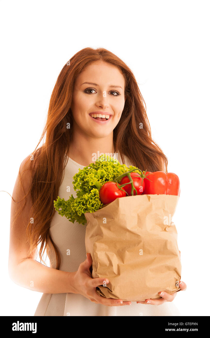 Femme portant un sac rempli de divers légumes isolé sur fond blanc Banque D'Images