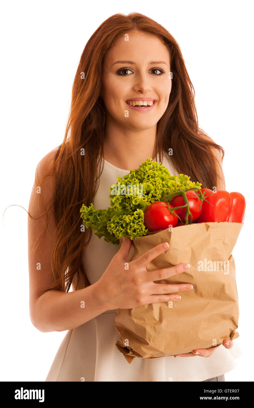 Femme portant un sac rempli de divers légumes isolé sur fond blanc Banque D'Images