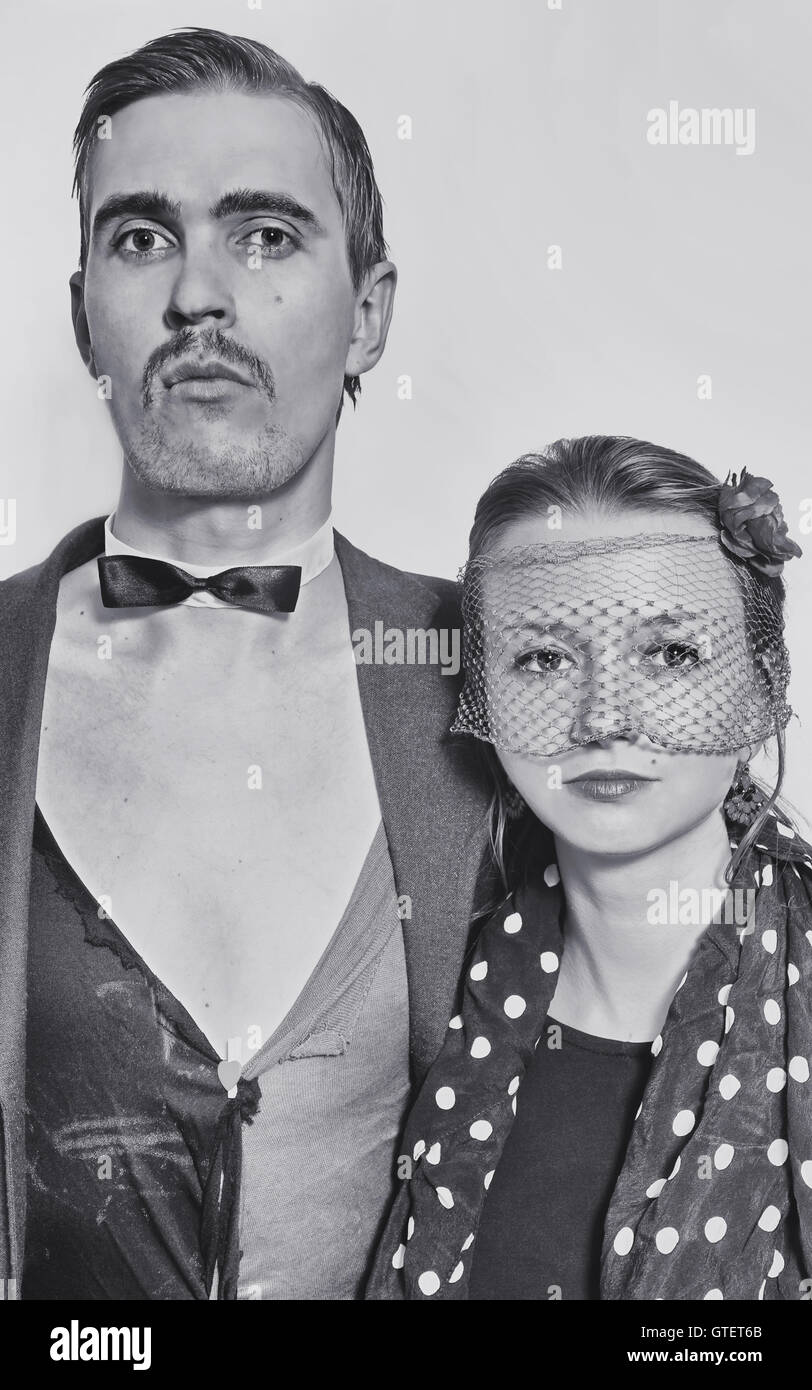 Jeune couple d'acteurs de théâtre, dans un style rétro sur fond clair. Vintage Banque D'Images
