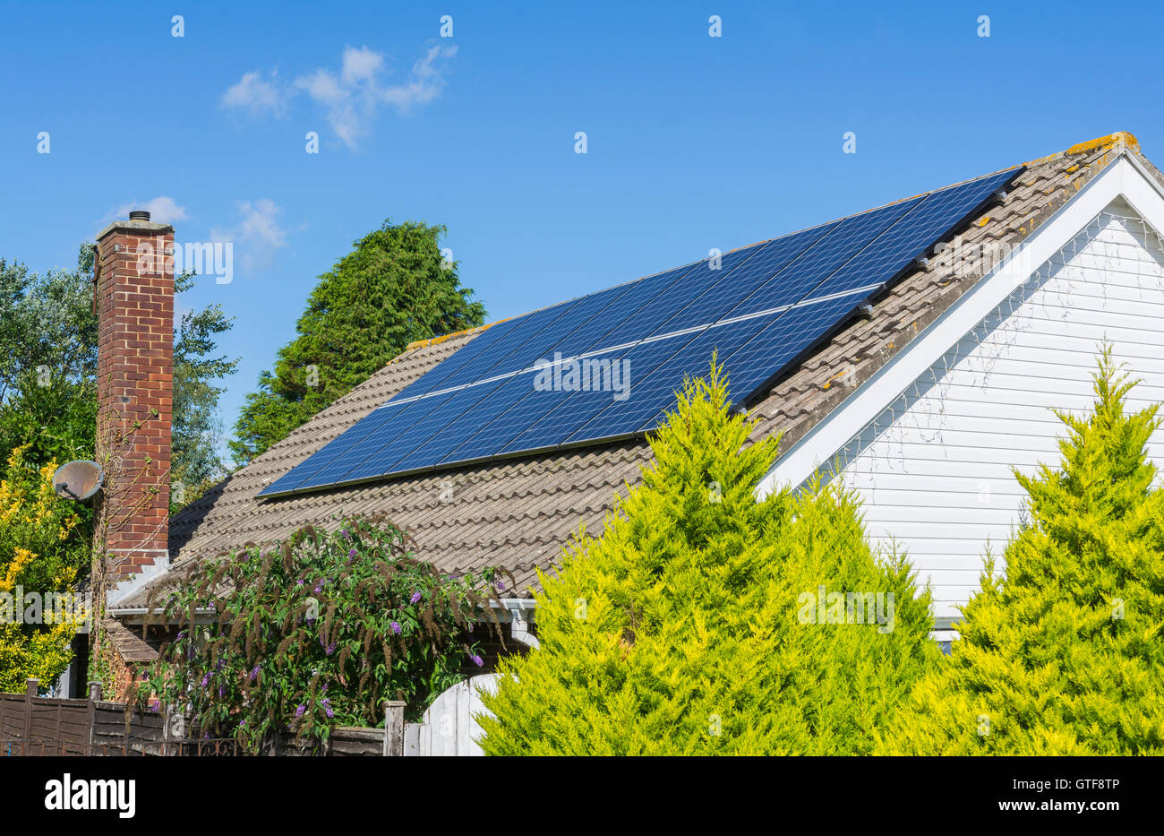 Des panneaux solaires sur le toit d'un bungalow au Royaume-Uni. Banque D'Images