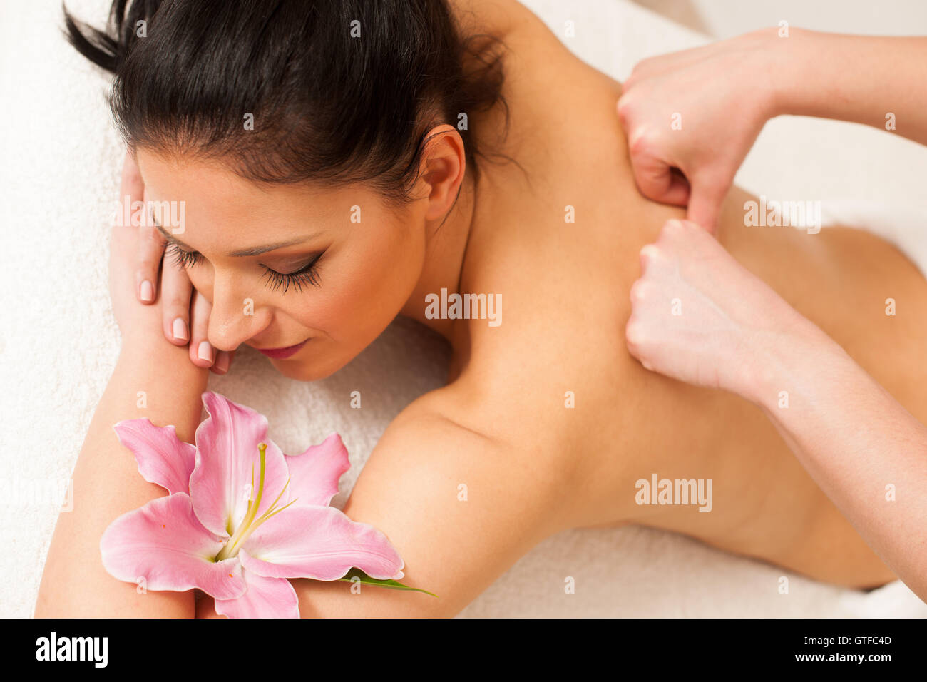 Belle jeune femme ayant un massage revigorant dans un studio de bien-être - Spa Banque D'Images