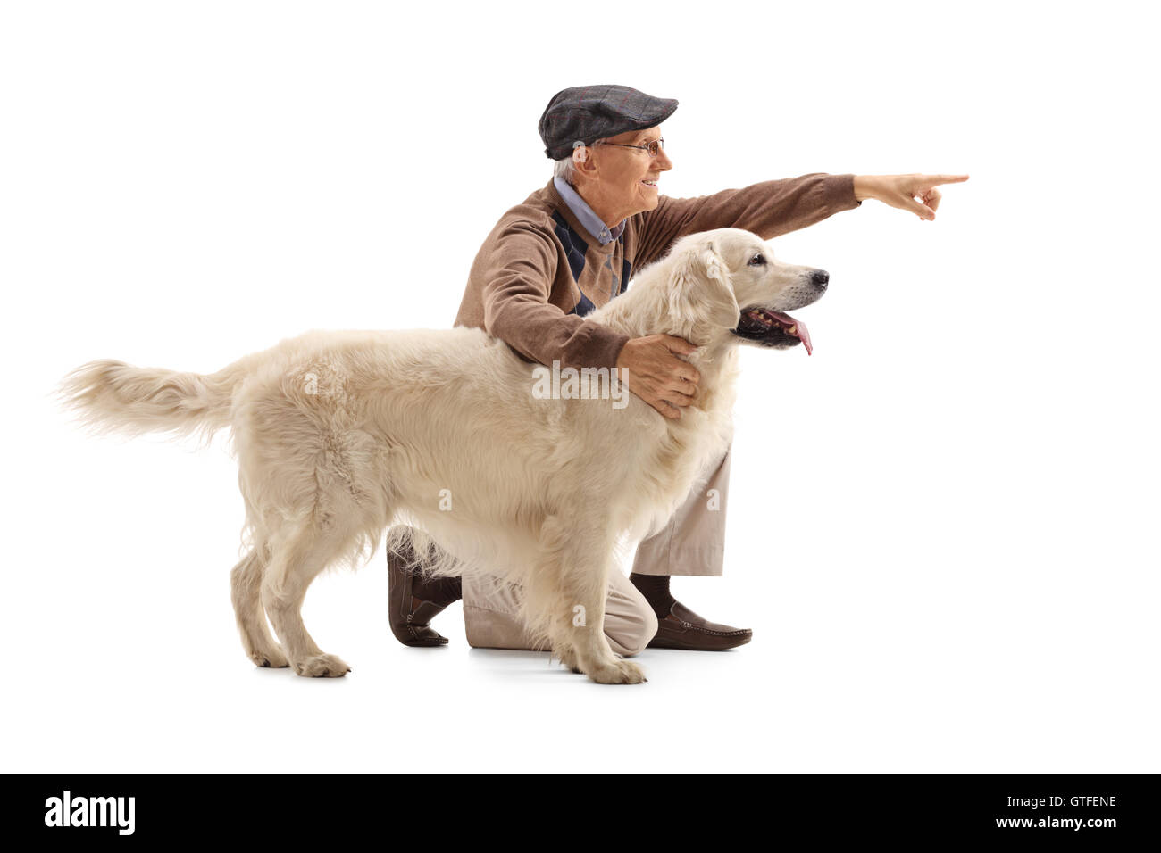 Homme âgé montrant quelque chose à son chien isolé sur fond blanc Banque D'Images