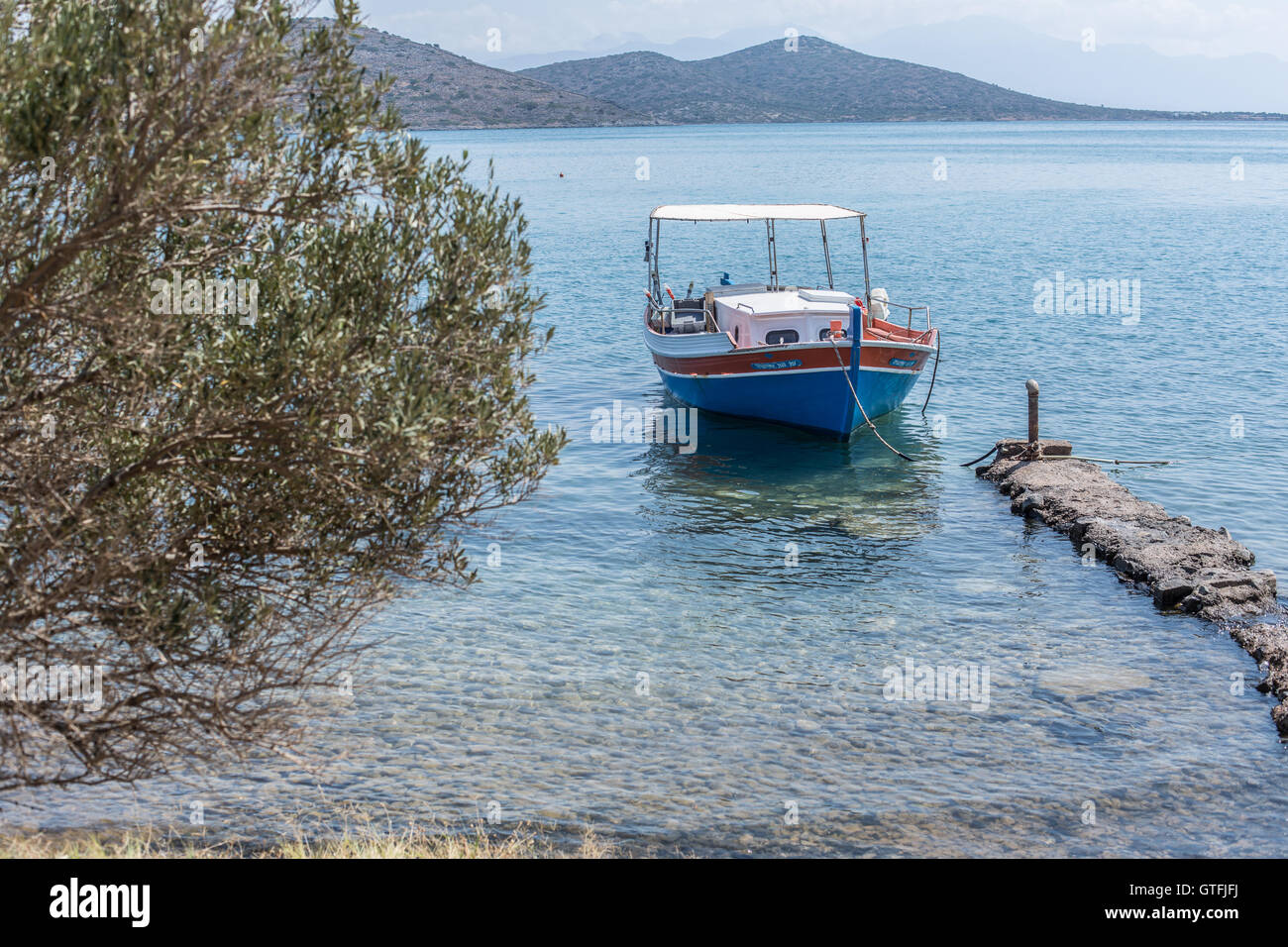 Bateaux de pêche sur la côte de la crète Elounda. Banque D'Images
