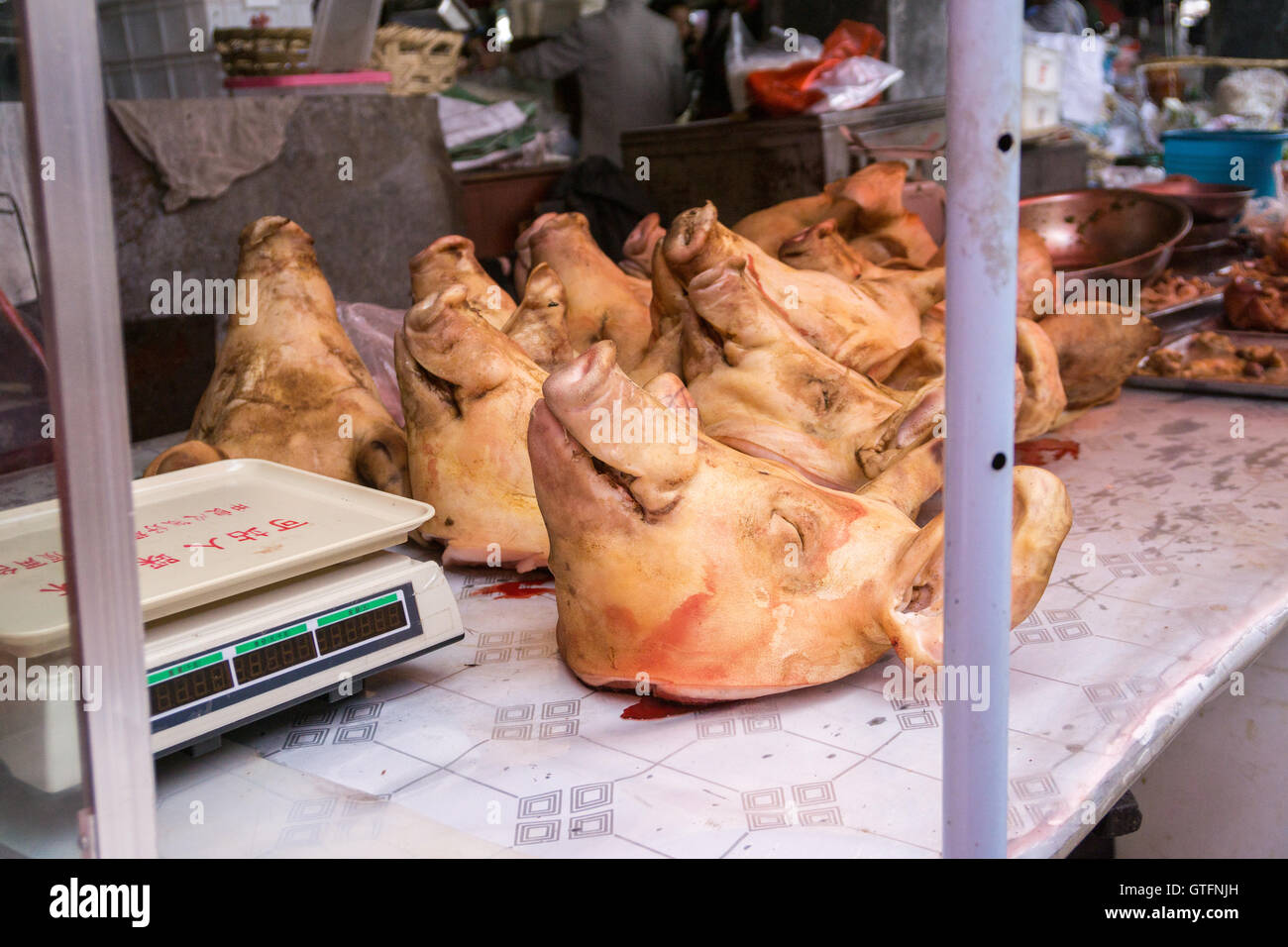Les têtes de porc sur un marché chinois Banque D'Images