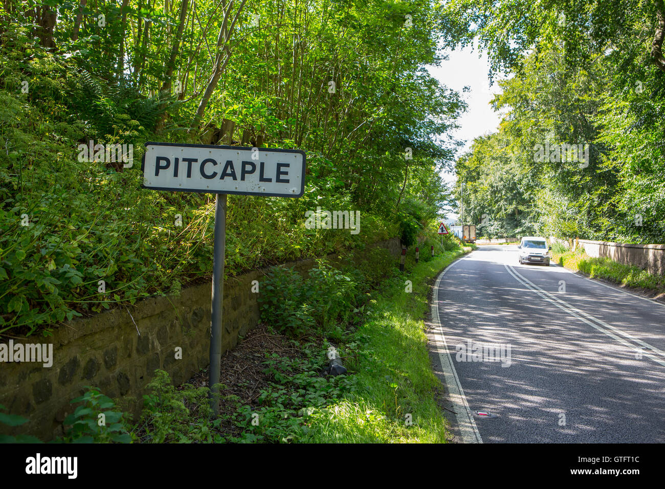 Panneau routier au début du petit village de Pitcaple dans le comté de l'Aberdeenshire, Ecosse, Royaume-Uni Banque D'Images