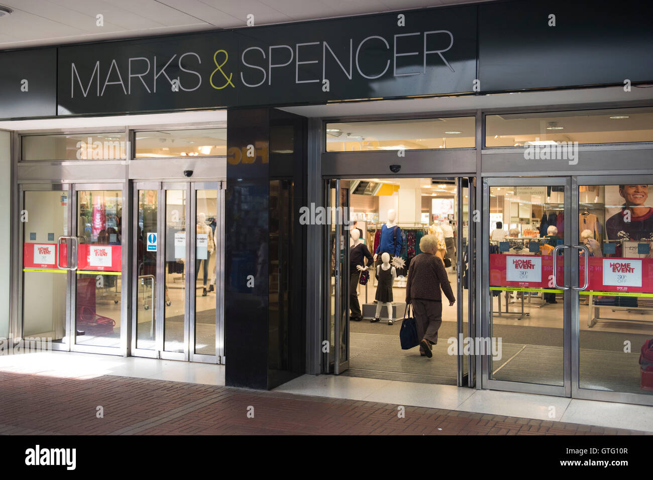 Marks & Spencer (M&S) Store extérieur logo signe à Cwmbran, Galles du Sud  Photo Stock - Alamy