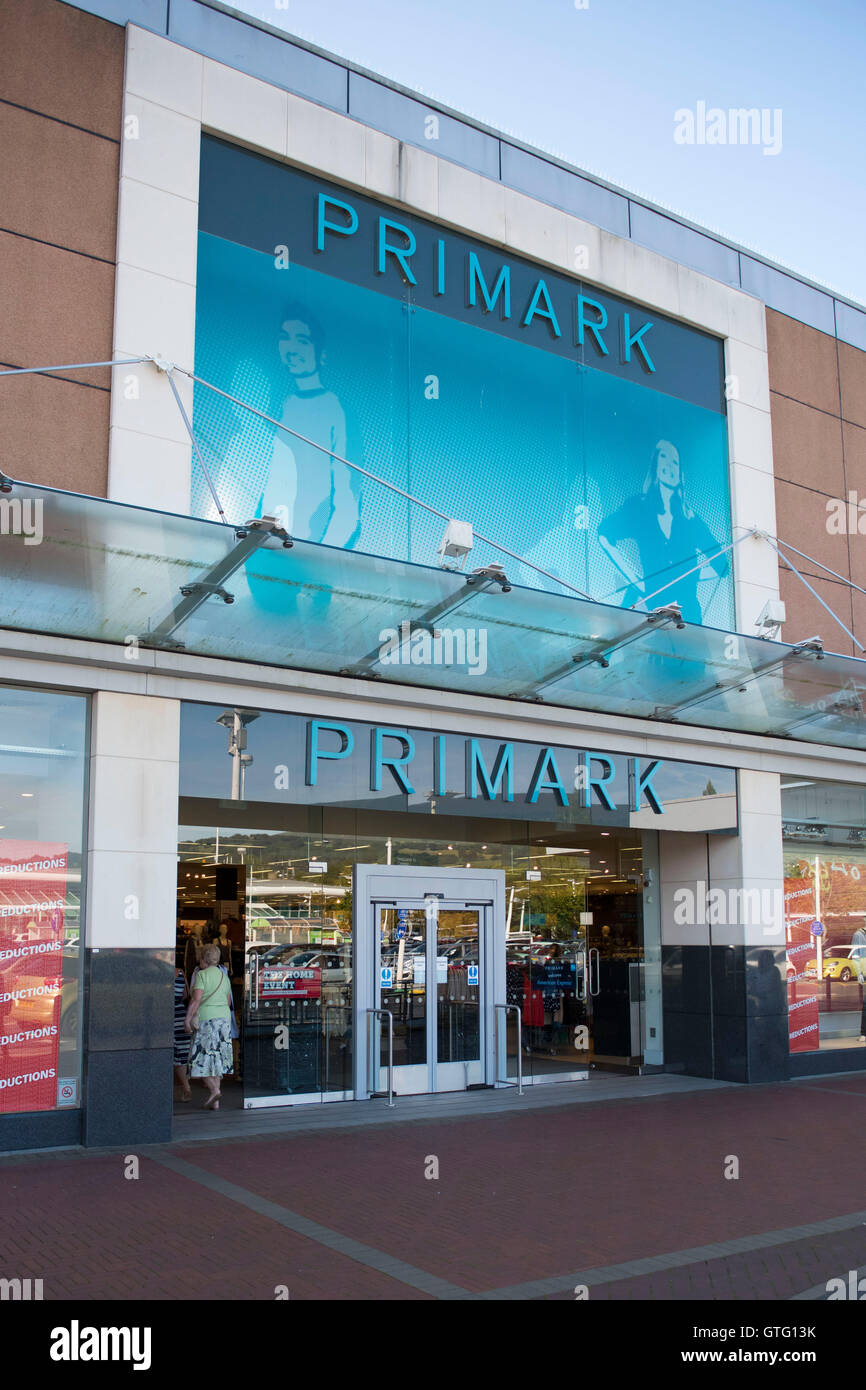 Budget Primark magasin de vêtements magasin extérieur logo signe à Cwmbran, Galles du Sud. Banque D'Images