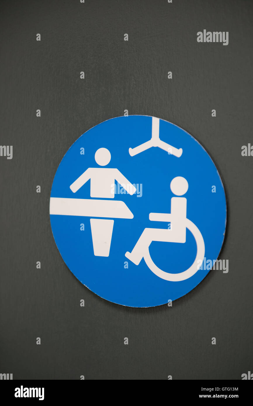Toilettes pour handicapés et des tables à langer dans les toilettes publiques. Banque D'Images