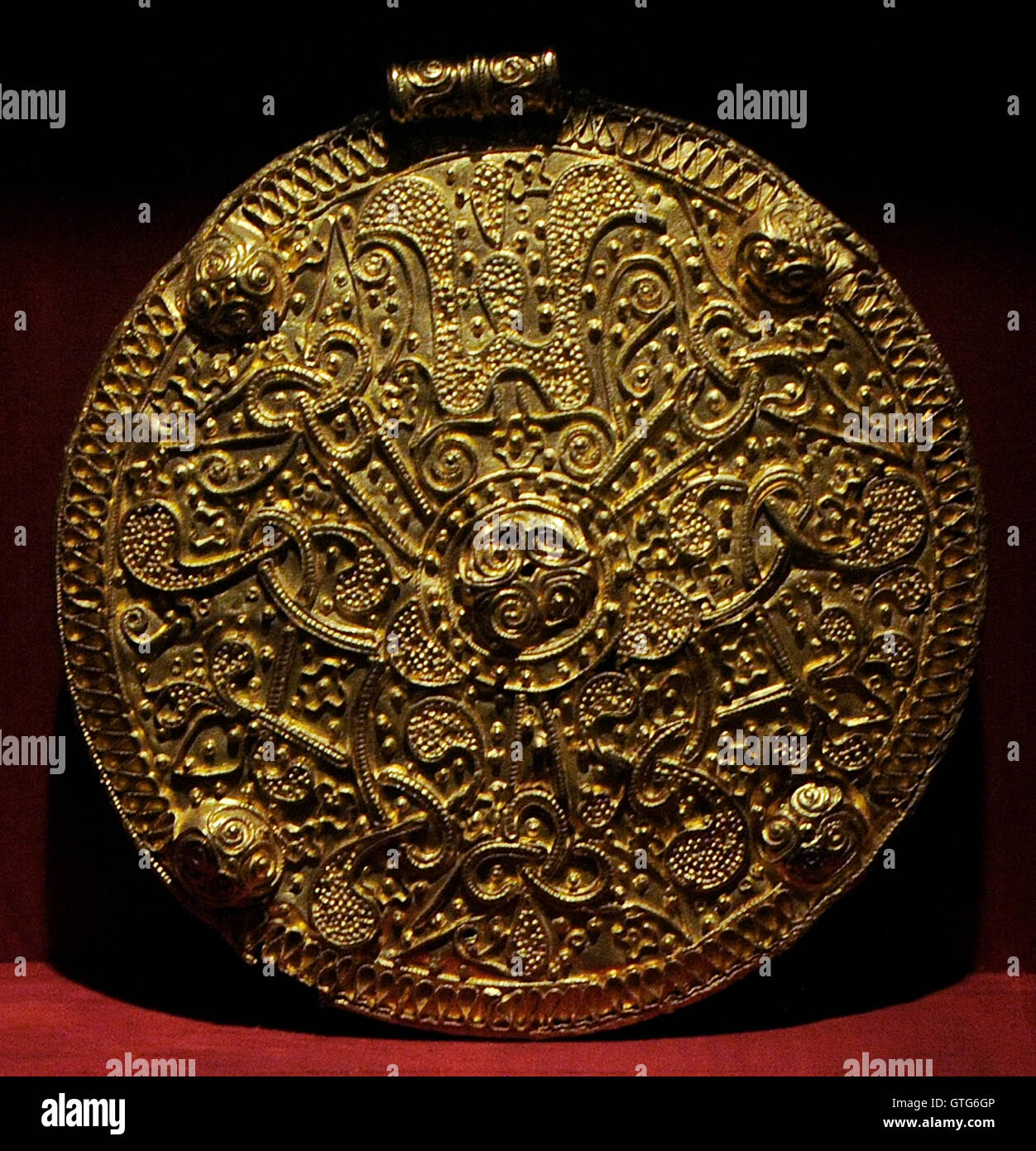 Pendentifs avec chassé les patrons et décoration en filigrane. Ce type se produit à Gotland seulement. 11e siècle. De Stora, paroisse de Mafrids Västergarn, la Suède. Musée d'histoire de la Suède. Banque D'Images