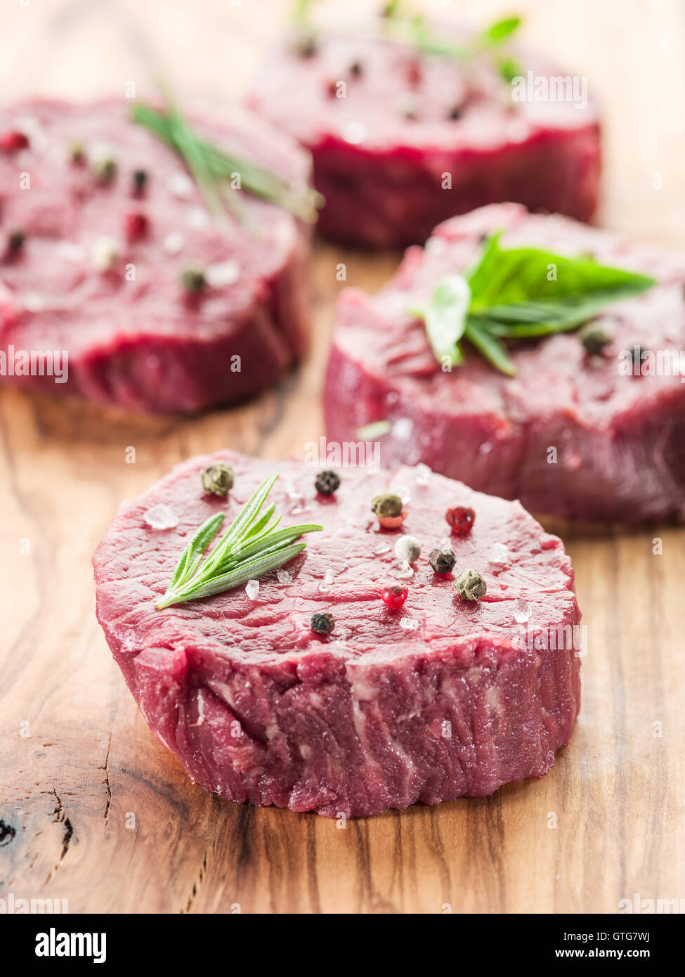 Morceaux de filet de boeuf sur la planche à découper en bois. Banque D'Images