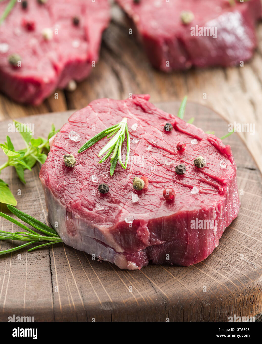 Morceaux de filet de boeuf sur la planche à découper en bois. Banque D'Images