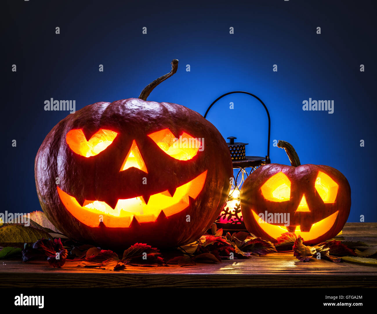Lanterne citrouille souriant ou jack-o'-lantern est l'un des symboles de l'Halloween. Attribut d'Halloween. Fond de bois. Banque D'Images