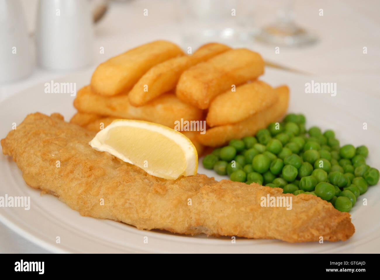 Poisson, morue, chips, fish n chips, des pois, de l'alimentation, de citron Banque D'Images