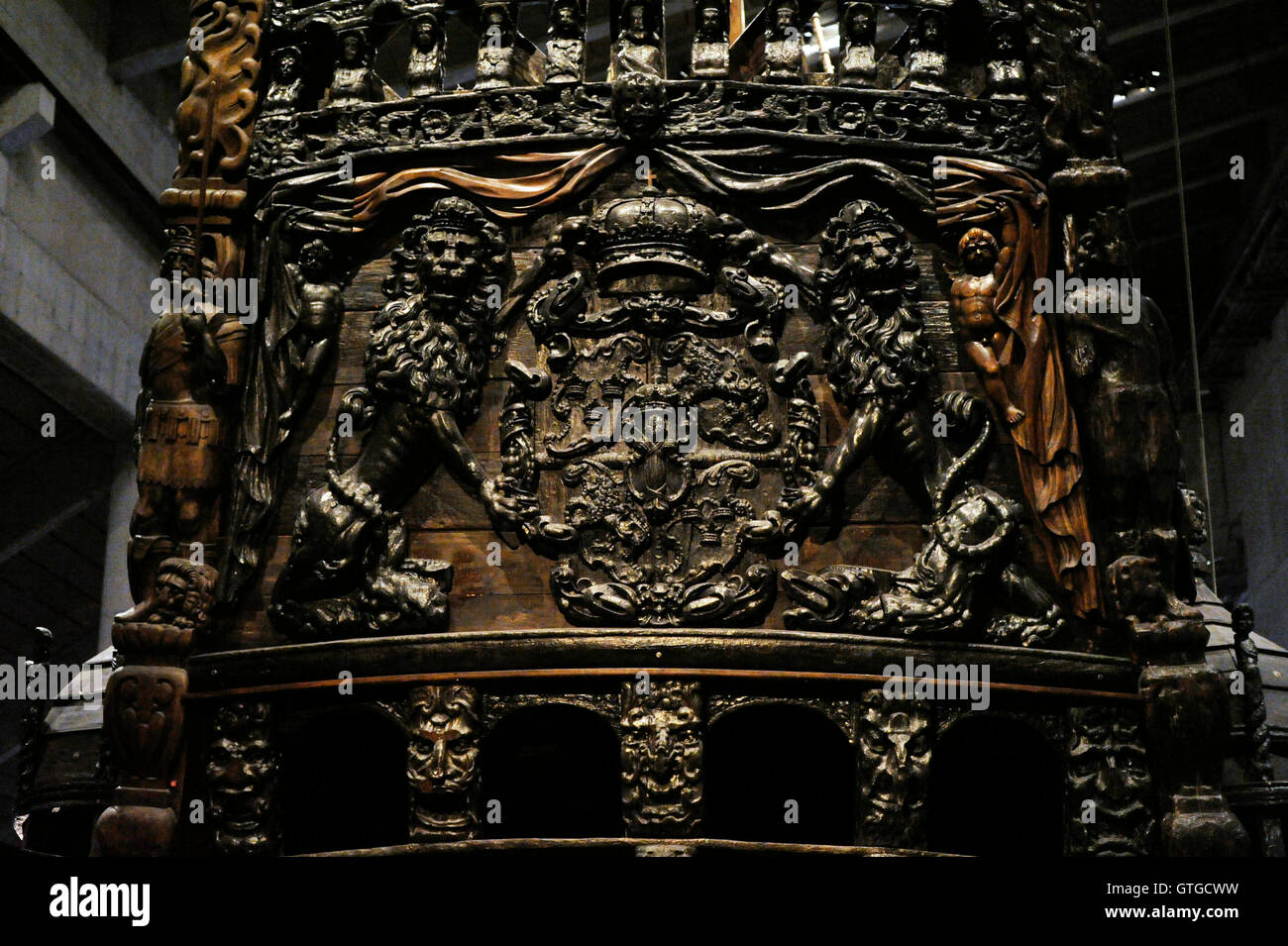 Warship Vasa. Construit 1626-1628. Détail de l'arrière. Les Lions tenant le blason de la Suède. Musée Vasa. Stockholm. La Suède. Banque D'Images