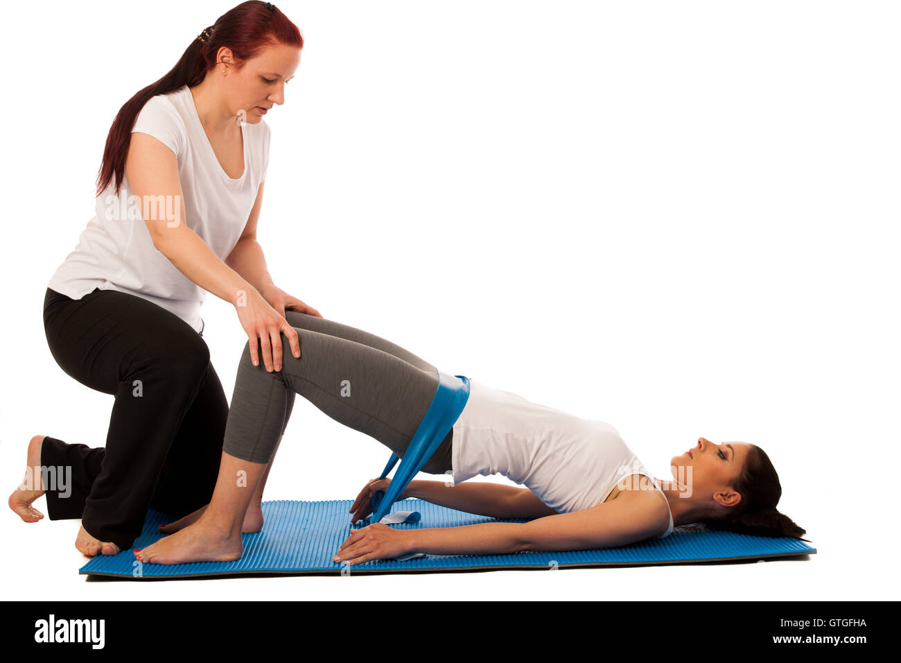 Exercices de physiothérapie - thérapeute faisant avec bande pour améliorer la force et la stabilité de l'arrière avec un patient de retrouver afte Banque D'Images
