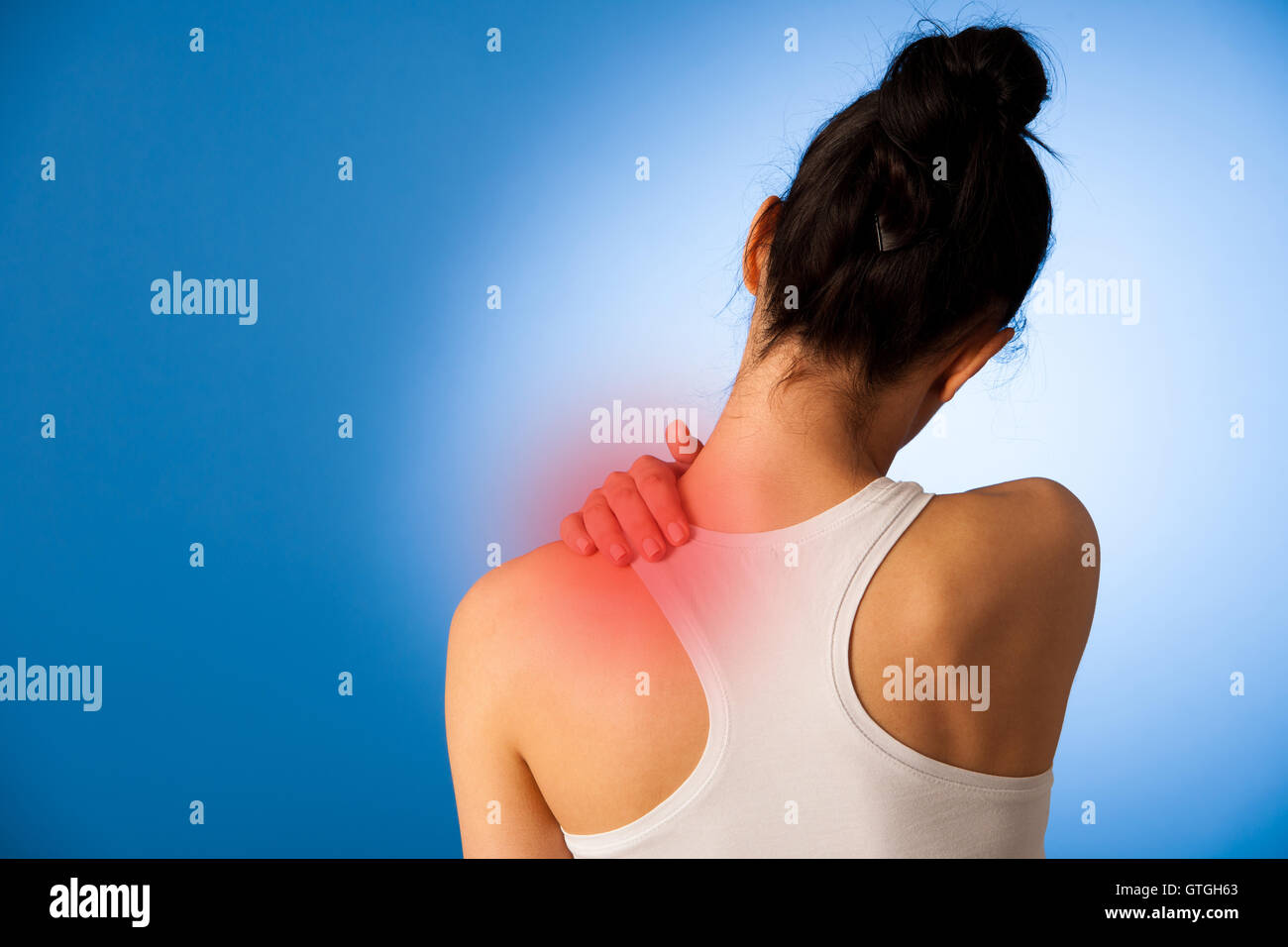 Femme ayant la douleur dans son cou sur fond bleu Banque D'Images