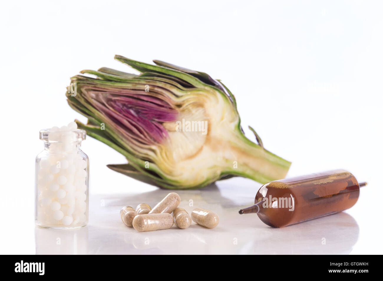 L'extrait de feuilles d'artichaut et compléments alimentaires en capsules. Banque D'Images